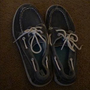 Size 5 (US) slip on lace up shoes!